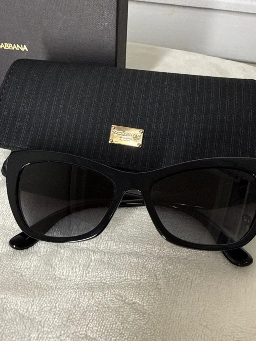 Dolce & Gabbana Womens Cat-eye sunglasses Black Great Barely Worn Box Case